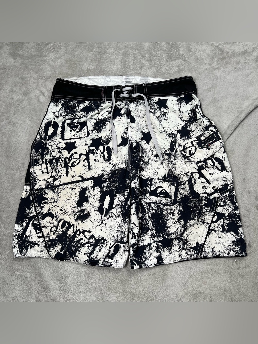 Vintage Quiksilver Board Shorts Mens 34 Black/White Graffiti AOP Graphic Surf